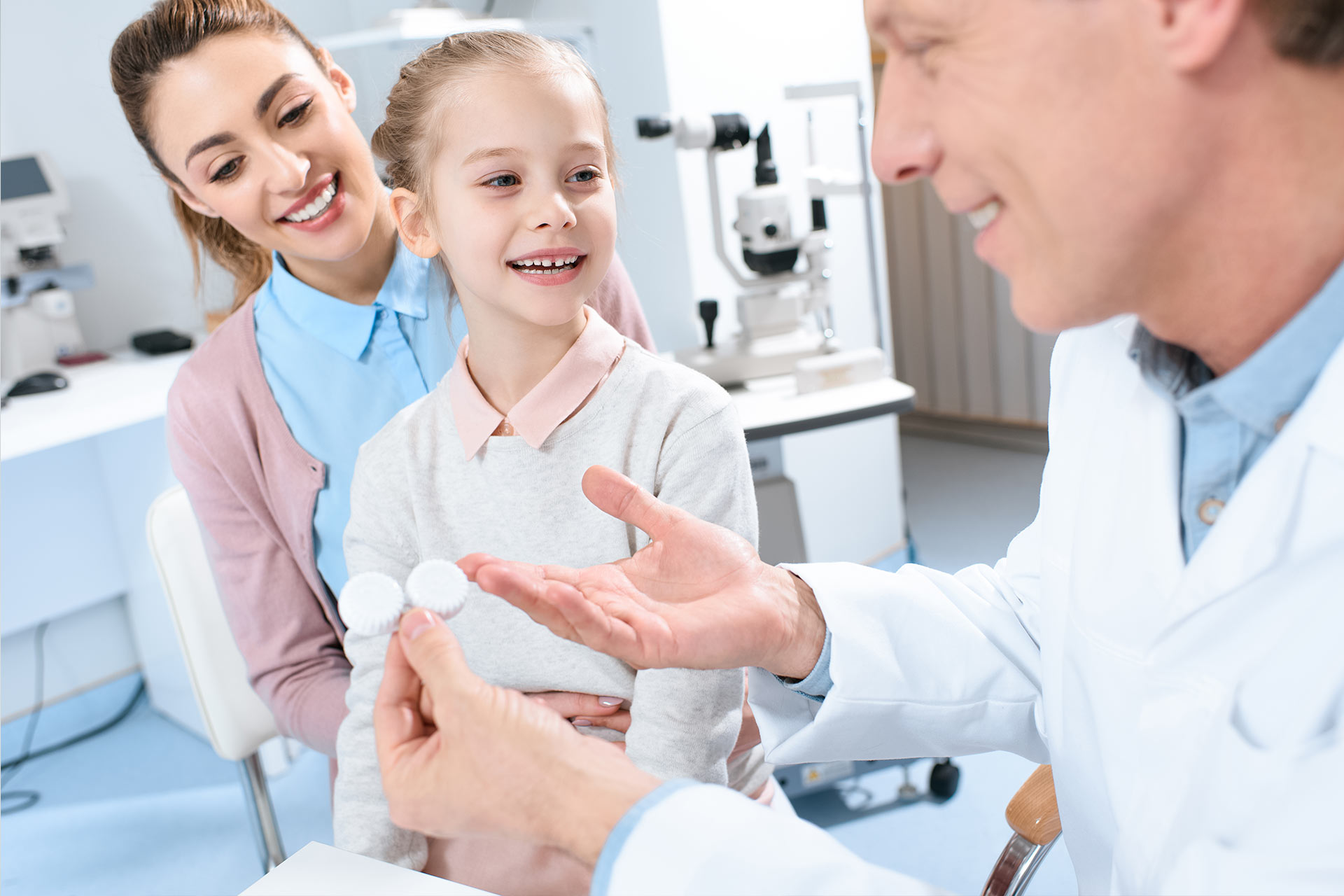 Mãe e filha em consulta